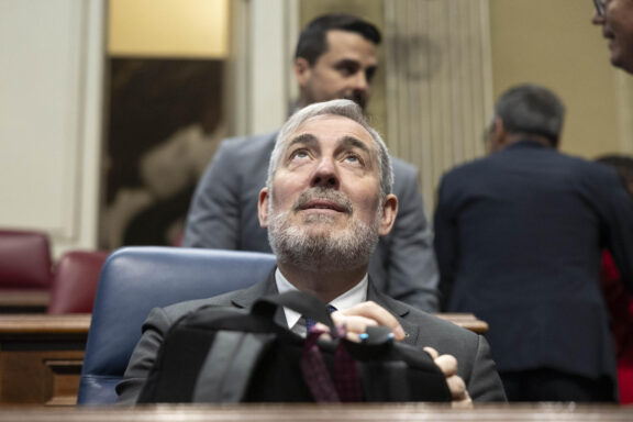 GRAFCAN3050. SANTA CRUZ DE TENERIFE, 28/04/2026.- El presidente del Gobierno de Canarias, Fernando Clavijo, durante la celebración del pleno del Parlamento de Canarias este martes en Santa Cruz de Tenerife. EFE/ Miguel Barreto