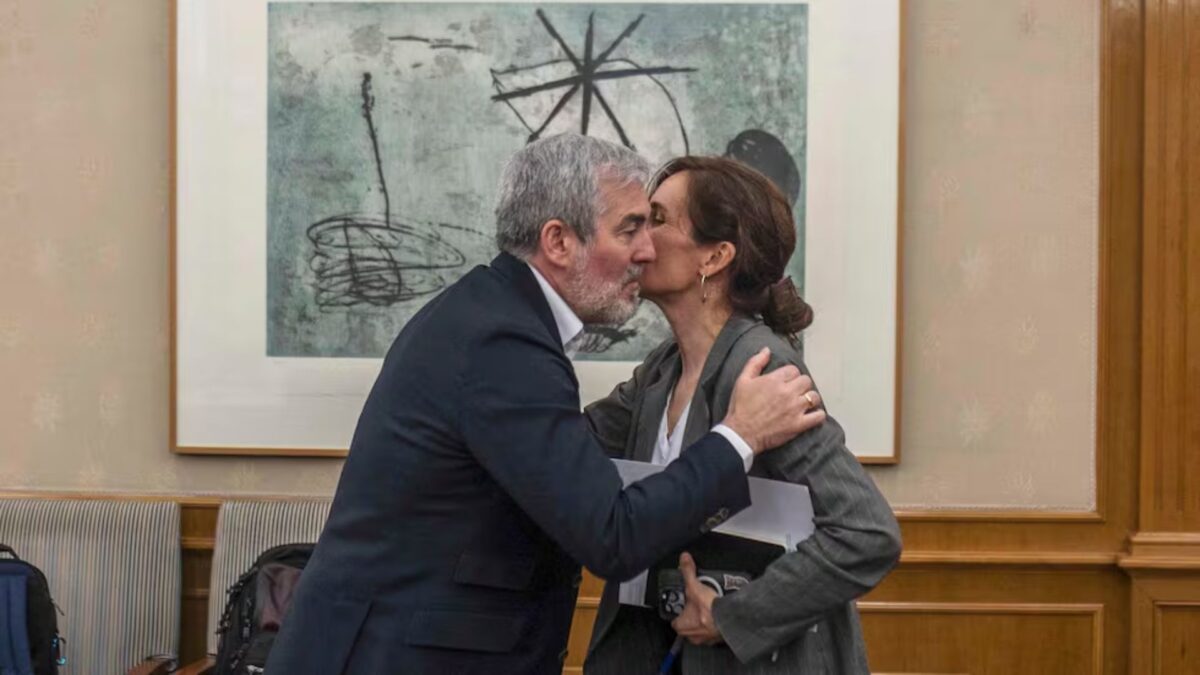 El presidente de Canarias, Fernando Clavijo, y la ministra de Sanidad, Mónica García.