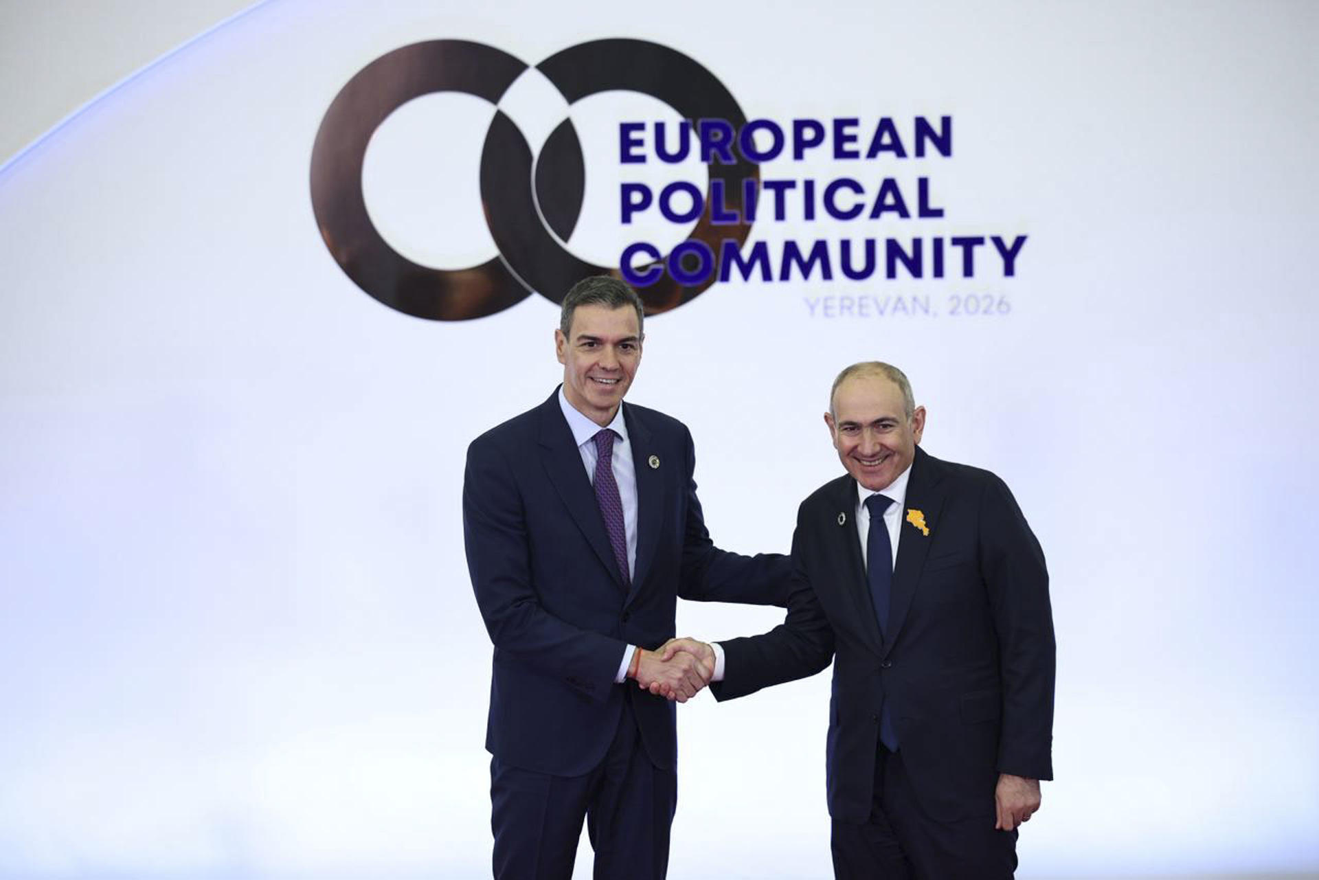 EREVÁN, 04/05/2026.- El presidente del Gobierno español, Pedro Sánchez (i), junto al primer ministro de Armenia, Nikol Pashinyan (d), en el marco de la cumbre de la Comunidad Política Europea que se celebra en Ereván, Armenia. EFE/ Borja Puig De La Bellacasa SOLO USO EDITORIAL/SOLO DISPONIBLE PARA ILUSTRAR LA NOTICIA QUE ACOMPAÑA (CRÉDITO OBLIGATORIO)