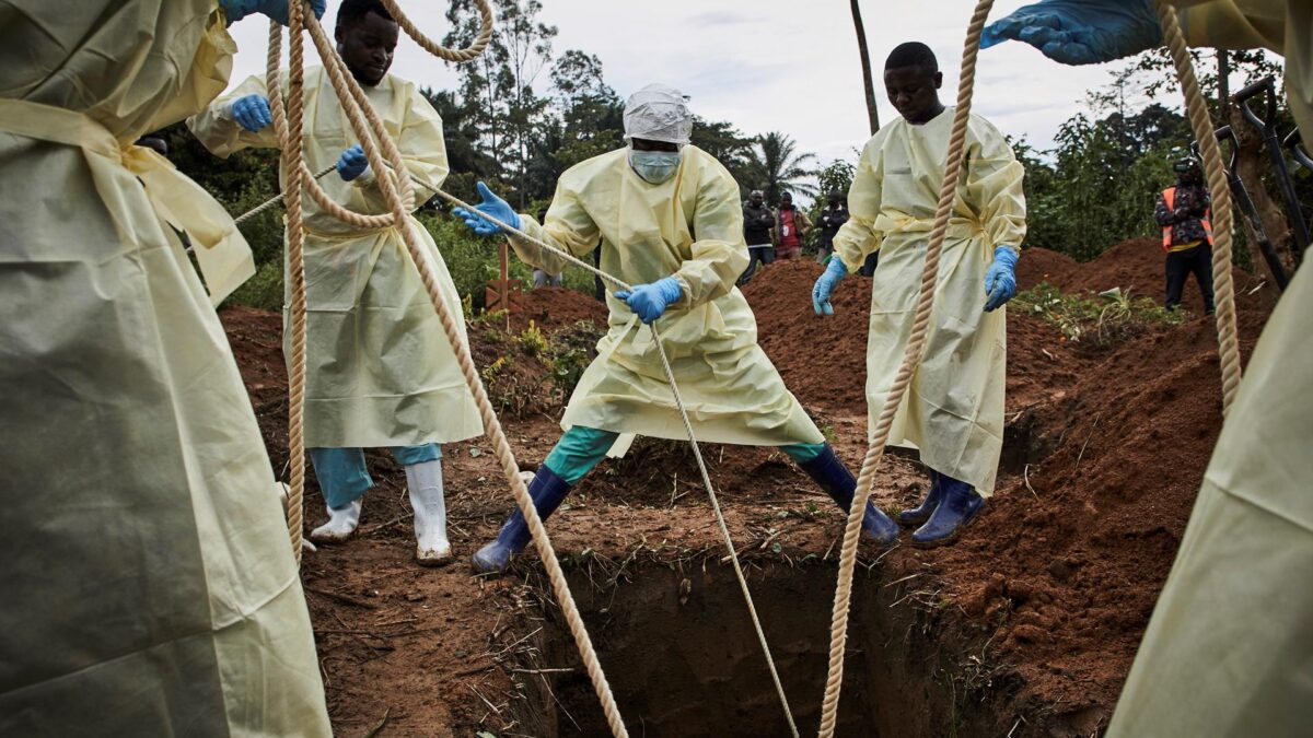 Beni (Congo, The Democratic Republic Of The), 29/08/2019.- Health workers lower the coffin of an Ebola victim Kakule Mbusa Desire, in Beni, North Kivu province, Democratic Republic of the Congo, 29 August 2019. Kakule was infected in the village of Kyanzaba between the towns of Beni and Mangina and passed away on 28 August in a Beni Ebola treatment center. The death toll from the DR Congo's Ebola epidemic, an outbreak declared a global health emergency by the World Health Organisation (WHO), is expected to pass two thousand soon. (Estados Unidos) EFE/EPA/HUGH KINSELLA CUNNINGHAM RESUMEN FOTOS DEL AÑO DE EPA 2019 AGOSTO