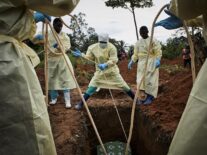 Beni (Congo, The Democratic Republic Of The), 29/08/2019.- Health workers lower the coffin of an Ebola victim Kakule Mbusa Desire, in Beni, North Kivu province, Democratic Republic of the Congo, 29 August 2019. Kakule was infected in the village of Kyanzaba between the towns of Beni and Mangina and passed away on 28 August in a Beni Ebola treatment center. The death toll from the DR Congo's Ebola epidemic, an outbreak declared a global health emergency by the World Health Organisation (WHO), is expected to pass two thousand soon. (Estados Unidos) EFE/EPA/HUGH KINSELLA CUNNINGHAM RESUMEN FOTOS DEL AÑO DE EPA 2019 AGOSTO