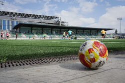 GRAFCAT1846 Cornellà de LLobregat (BARCELONA) 24/04/2026.- Hace pocos días, una noticia revolucionó el ecosistema del fúbol catalán: Leo Messi se convertía en el nuevo propietario de la UE Cornellá, entidad histórica del área metropolitana de Barcelona que milita en la Tercera RFEF, la quinta categoría del fútbol español, y se sumaba a la lista de exjugadores del Barça que se han subido a la ola de comprar clubes de fútbol. EFE/ Enric Fontcuberta.
