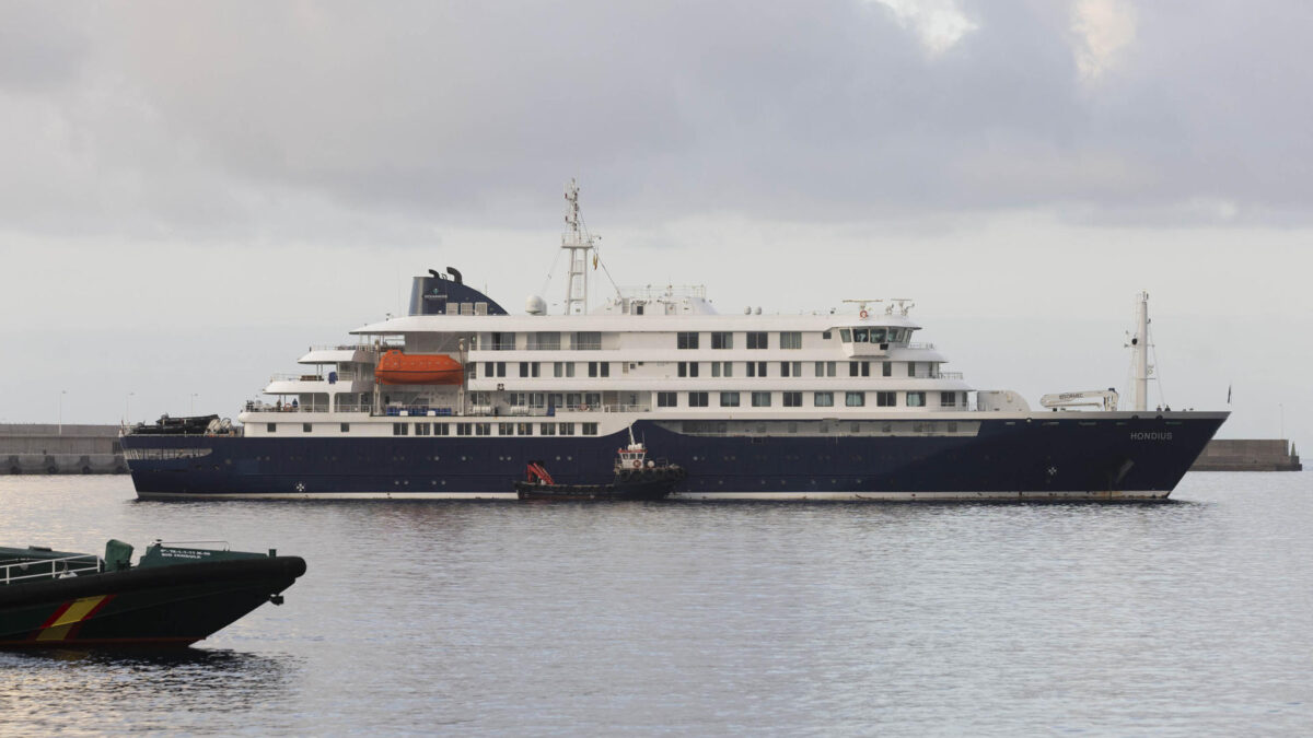 FOTODELDÍA - . GRANADILLA DE ABONA (TENERIFE), 10/05/2026.- El crucero neerlandés MV Hondius, que ha sufrido un brote de hantavirus a bordo durante su travesía por el Atlántico Sur, ha entrado a las 6.05 horas de Canarias (5.05 GMT) en el puerto de Granadilla de Abona (sur de Tenerife) para fondear y desembarcar a sus ocupantes. Al barco ya han subido médicos del Servicio de Sanidad Exterior. EFE/Miguel Barreto