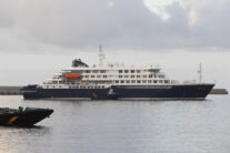 FOTODELDÍA - . GRANADILLA DE ABONA (TENERIFE), 10/05/2026.- El crucero neerlandés MV Hondius, que ha sufrido un brote de hantavirus a bordo durante su travesía por el Atlántico Sur, ha entrado a las 6.05 horas de Canarias (5.05 GMT) en el puerto de Granadilla de Abona (sur de Tenerife) para fondear y desembarcar a sus ocupantes. Al barco ya han subido médicos del Servicio de Sanidad Exterior. EFE/Miguel Barreto