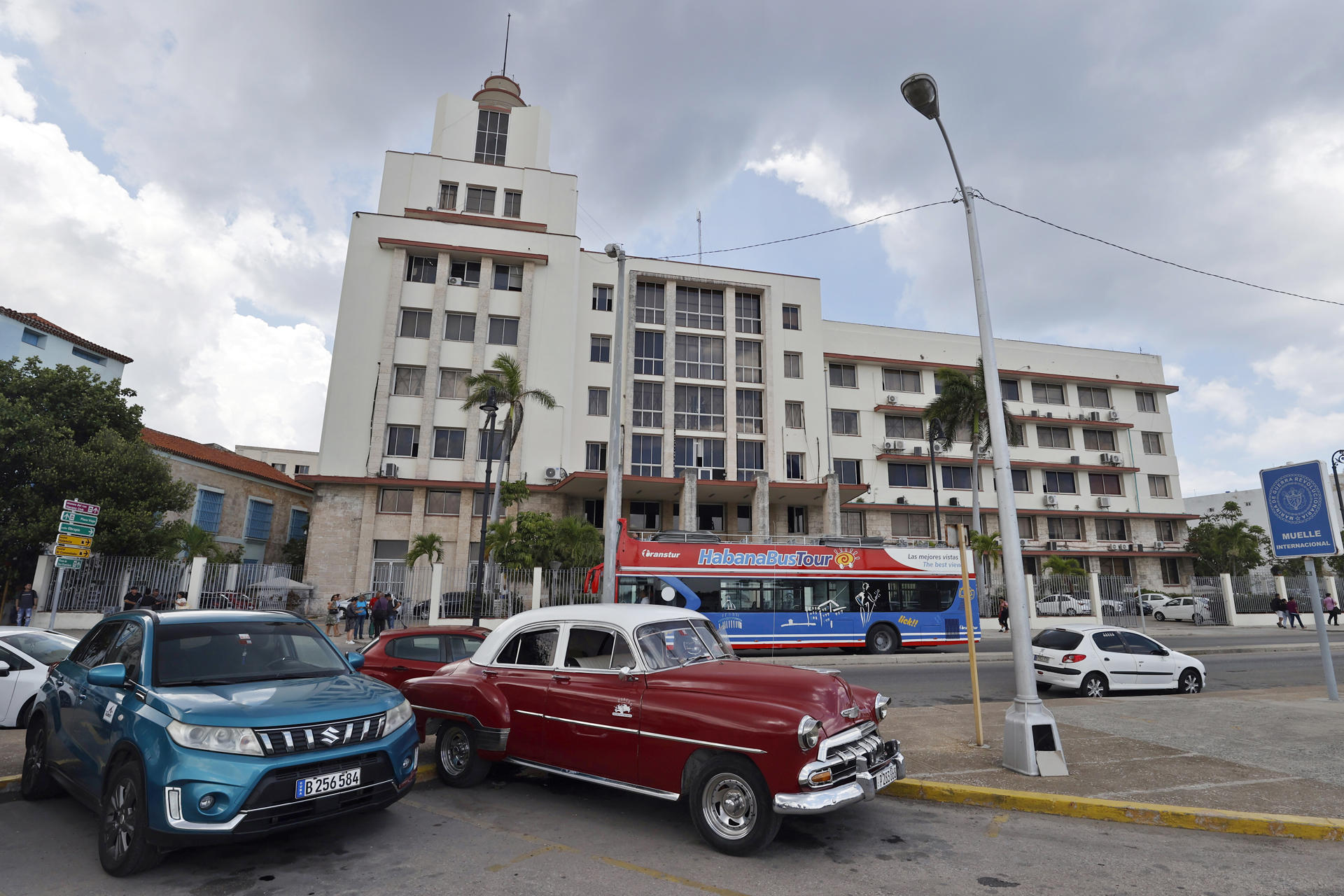 AME2873. LA HABANA (CUBA), 19/05/2026.- Vehículos permanecen estacionados frente a la sede del conglomerado empresarial Gaesa este martes, en La Habana (Cuba). Los altos cargos militares predominan en la nueva lista de cubanos sancionados por EE.UU., evidenciando que Washington pone el foco en una institución clave en la isla no sólo por sus capacidades defensivas, sino principalmente por su poder político y económico. EFE/ Ernesto Mastrascusa