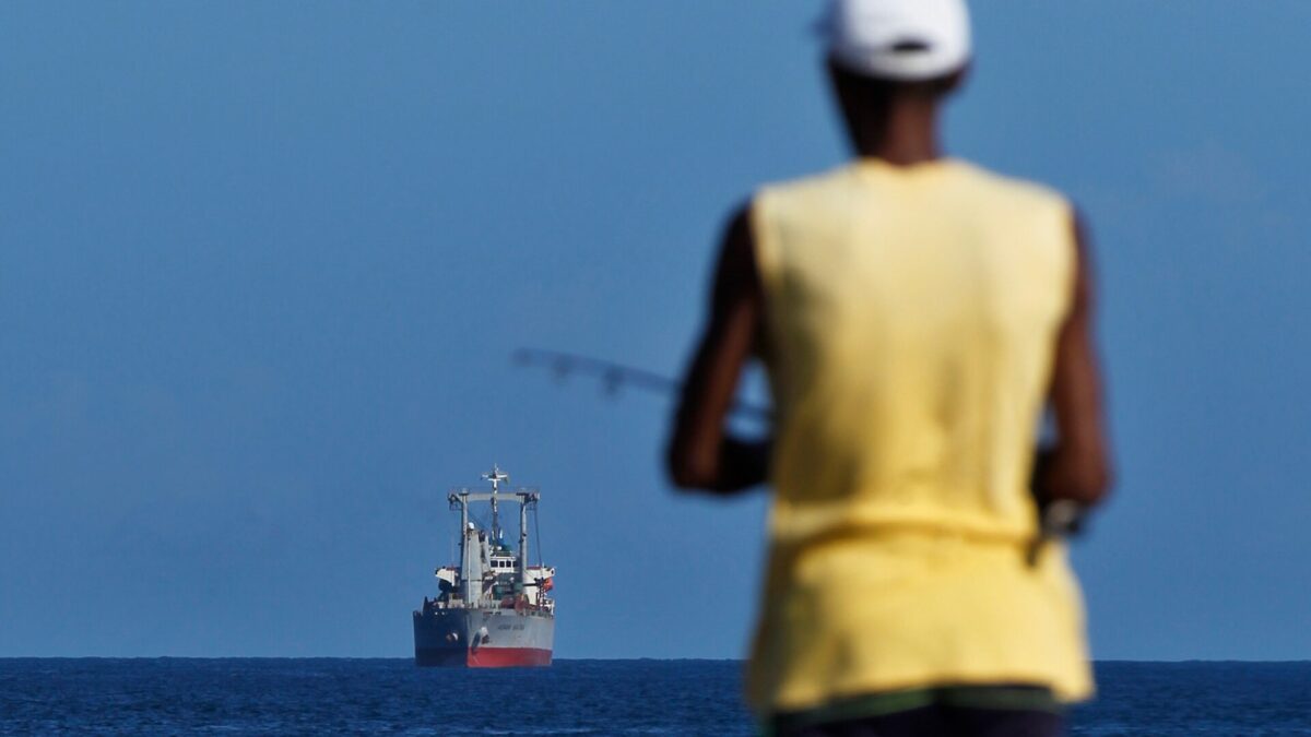 Un pescador observa la llegada de un barco con ayuda humanitaria este lunes, a La Habana (Cuba).