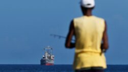 Un pescador observa la llegada de un barco con ayuda humanitaria este lunes, a La Habana (Cuba).