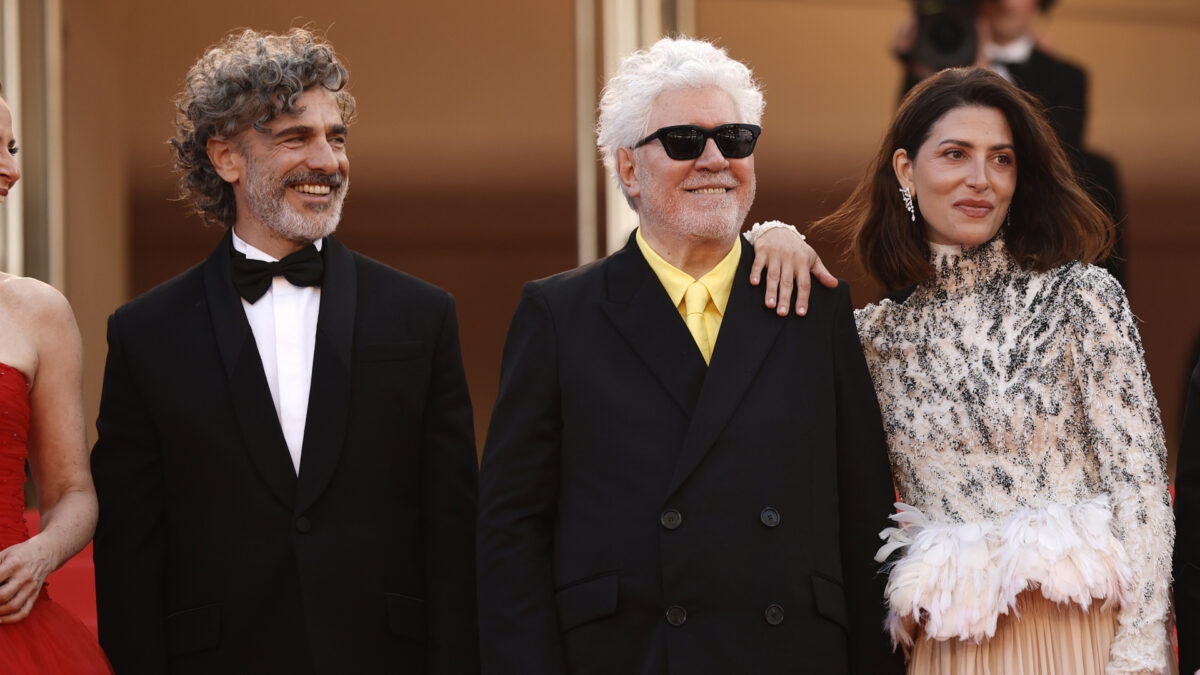 Leonardo Sbaraglia, Pedro Almodovar y Bárbara Lennie asisten al estreno de 'Bitter Christmas' (Amarga Navidad) durante el Festival de Cannes