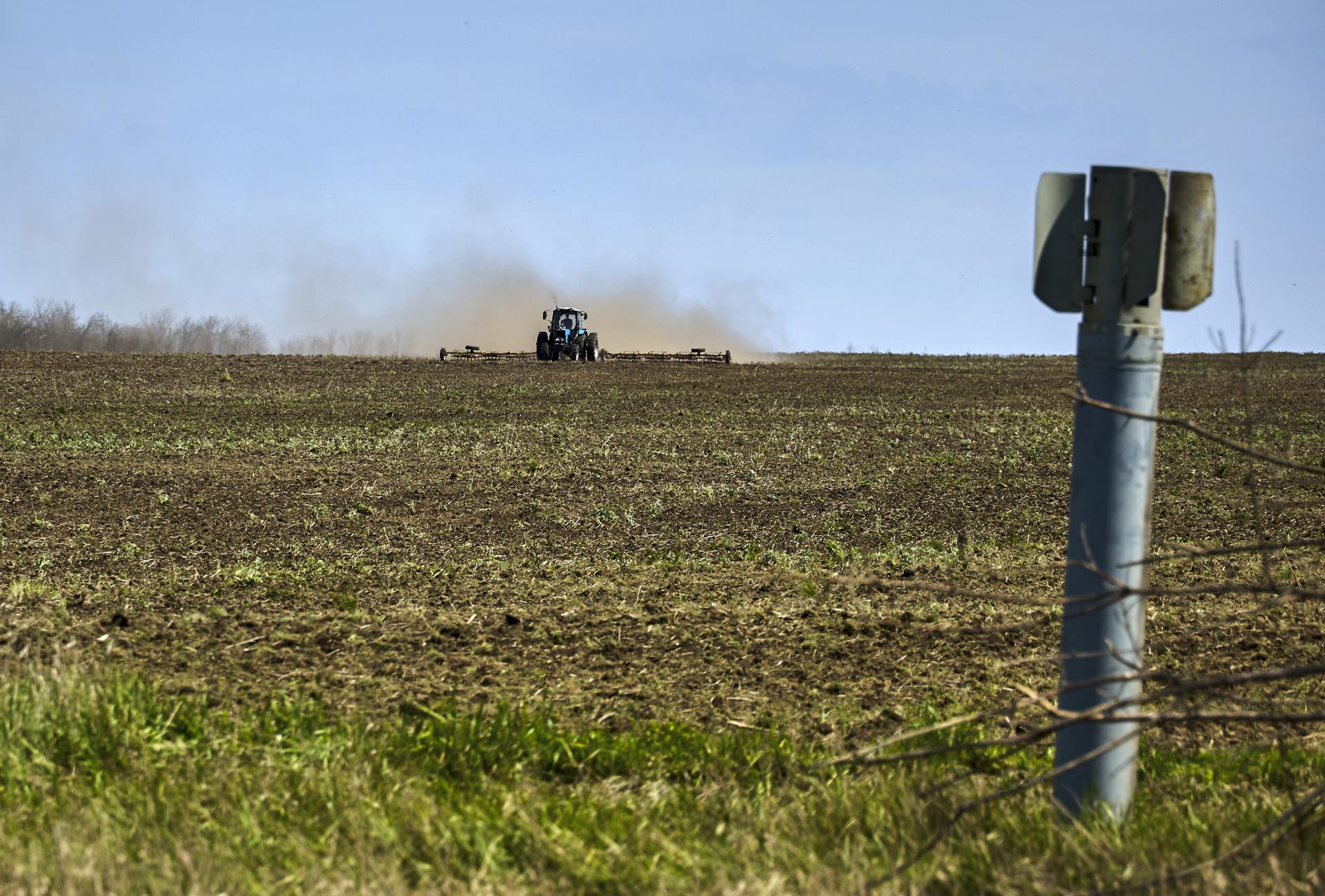 KHARKIV (Ukraine), 06/05/2026.- A rocket is seen on a field as machinery of Ukrainian farmer Oleksandr Gavryliuk works in a field, near the border of the Kharkiv and Donetsk areas, Ukraine, 06 May 2026, amid the ongoing Russian invasion. Before the war, Oleksandr owned 3,100 hectares of land, but now he can only use 2,300 hectares that have been cleared of explosive ordnance. A lot of his machinery was also damaged during the shelling. (Rusia, Ucrania) EFE/EPA/SERGEY KOZLOV