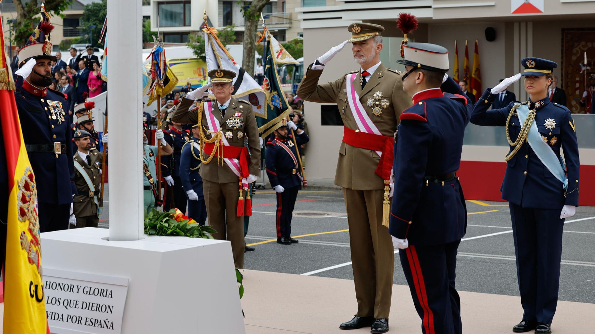 El Rey preside el desfile del Día de las Fuerzas Armadas.