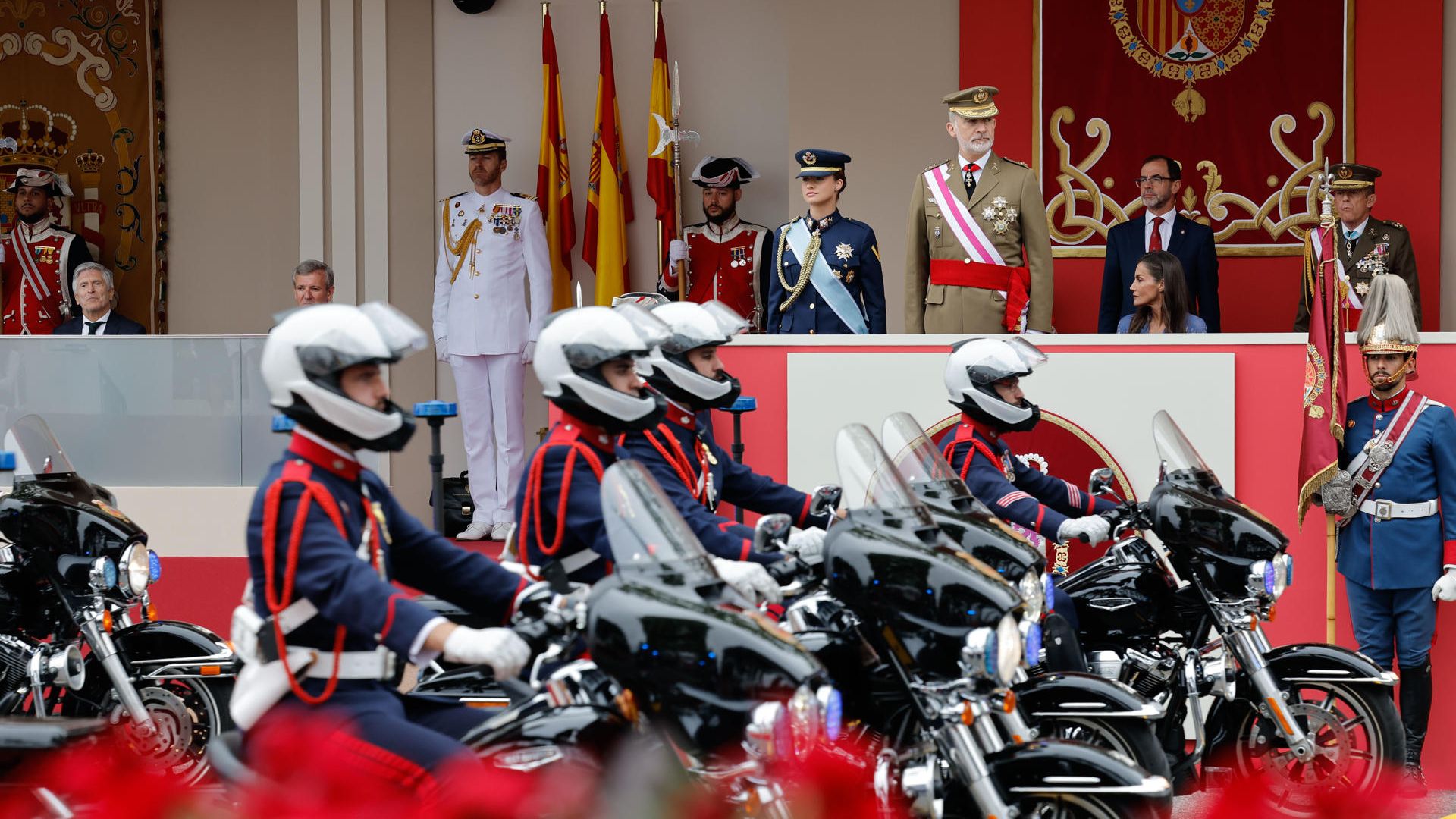 El Rey preside el desfile del Día de las Fuerzas Armadas.