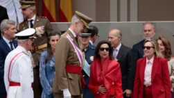 El Rey Felipe VI conversa con la ministra de Defensa, Margarita Robles.