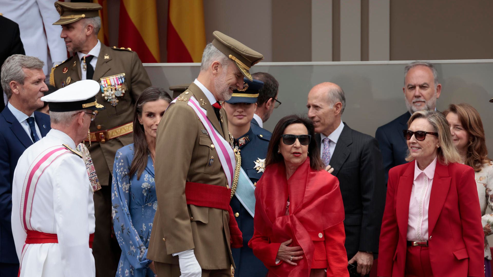 El Rey Felipe VI conversa con la ministra de Defensa, Margarita Robles.
