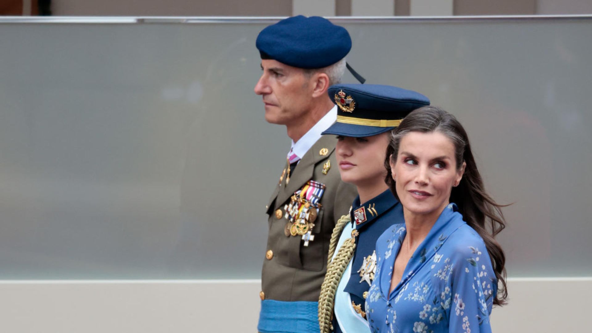 La Reina Letizia y la Princesa Leonor asisten al desfile militar con motivo del Día de las Fuerzas Armadas.