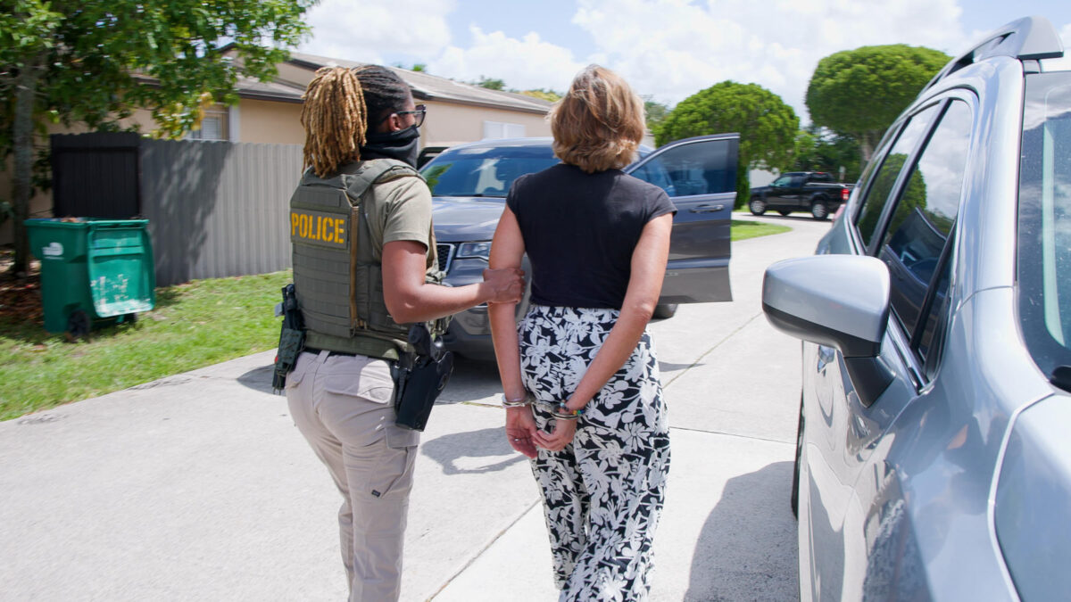 AME3947. MIAMI (ESTADOS UNIDOS), 21/05/2026.- Fotografía difundida en la cuenta en X @HSI_HQ de la Oficina de Investigaciones de Seguridad Nacional (HSI) que muestra el arresto de la ciudadana cubana Adys Lastres Morera este jueves, en Miami (EE.UU.) @HSI_HQ /SOLO USO EDITORIAL/ SOLO DISPONIBLE PARA ILUSTRAR LA NOTICIA QUE ACOMPAÑA (CRÉDITO OBLIGATORIO)