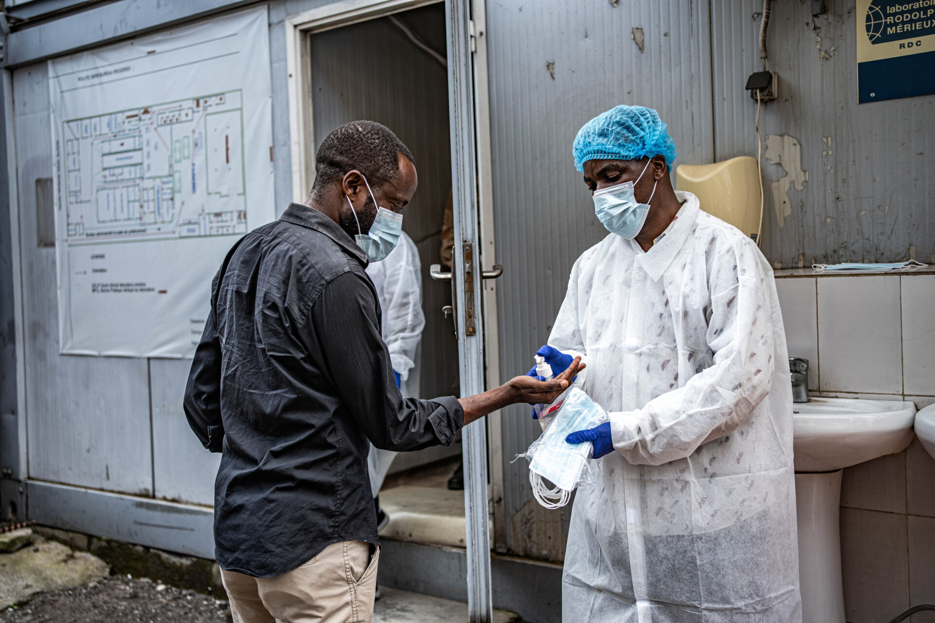 Vue de l'entrée de l'Institut national de recheche biomédicale de Goma. Des mesures préventives ont été mises en place avant d'entrer dans cet établissement dans lequel sont testés les prélèvements des personnes susceptibles de souffrir de la maladie Ebola. View of the entrance to the National Institute of Biomedical Research in Goma. Preventive measures have been put in place before entering this facility where samples from people suspected of having Ebola are tested.