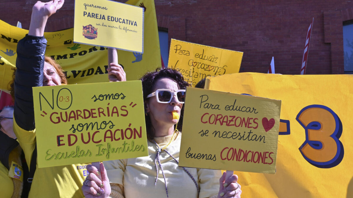 PALENCIA, 07/05/2026.- La educadora Ana San José, que trabaja en la Escuela Infantil Leonor de Castilla de Villamuriel de Cerrato (Palencia) en la huelga convocada este jueves para reclamar mejores condiciones para las trabajadoras de las Escuelas infantiles en el ciclo 0-3 años. EFE/ Almudena Álvarez
