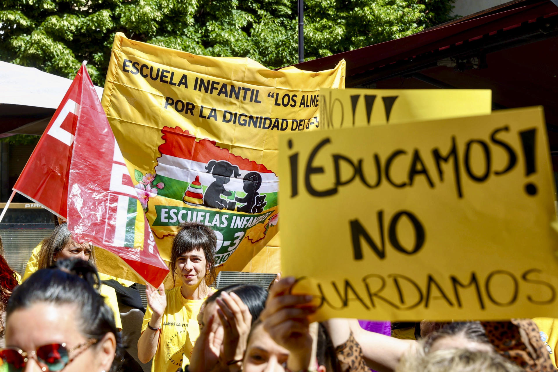 LOGROÑO, 07/05/2026.- Varios centenares de trabajadoras de educación infantil de cero a tres años se han concentrado ante el Parlamento de La Rioja en Logroño este jueves donde han protagonizado una sonora movilización para reclamar mejoras en sus condiciones laborales y que se reduzcan los grupos de niños a los que atienden. EFE/Raquel Manzanares