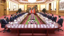 Reunión entre las delegaciones estadounidense y china, celebrada en Pekín.