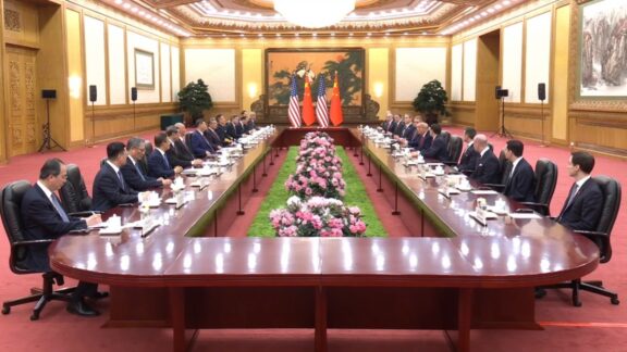 Reunión entre las delegaciones estadounidense y china, celebrada en Pekín.