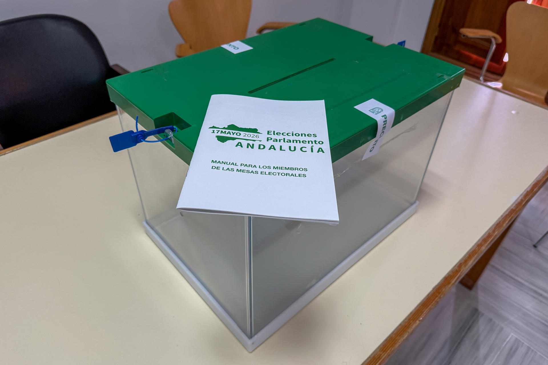 SEVILLA, 16/05/2026.- Varias urnas preparadas en el colegio electoral de Castilleja de Guzmán, en Sevilla, donde el salón de plenos del Ayuntamiento se convertirá mañana en sede de uno de los dos colegios electorales que dispone el pueblo. EFE/ David Arjona
