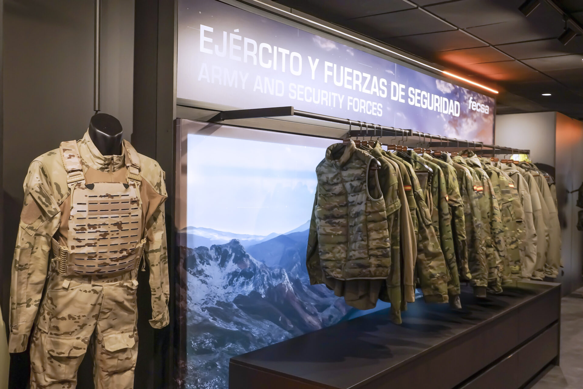 MADRID, 14/05/2026.- Una empresa española ha desarrollado el poncho multiespectral 'Velum', una prenda de camuflaje destinada a las Fuerzas Armadas y cuerpos de seguridad que dispone de una avanzada tecnología de enmascaramiento frente a sistemas de detección térmicos o infrarrojos como los que utilizan los drones militares. La empresa de uniformes tácticos para las Fuerzas Armadas y de seguridad Fecsa ha presentado este jueves esta prenda que tiene una eficacia "absoluta" frente a las cámaras térmicas o infrarrojas equipadas en drones militares y visores de armas, con lo que los soldados que la utilicen serán invisibles ante dichos sensores, ha declarado a los medios su director ejecutivo, Carlos de Cos. EFE/Adrián Masa