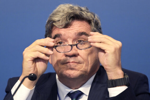 El gobernador del Banco de España, José Luis Escrivá, reacciona durante un coloquio titulado 'La banca central para economías abiertas en un mundo transformado' este miércoles, en el Instituto Peterson de Economía Internacional en Washington (EE.UU.). Escrivá dijo que actualmente el impacto en los precios de la crisis de la guerra contra Irán está siguiendo los pronósticos moderados, aunque puede que los mercados no estén reflejando adecuadamente algunas disrupciones de suministro. EFE/ Lenin Nolly