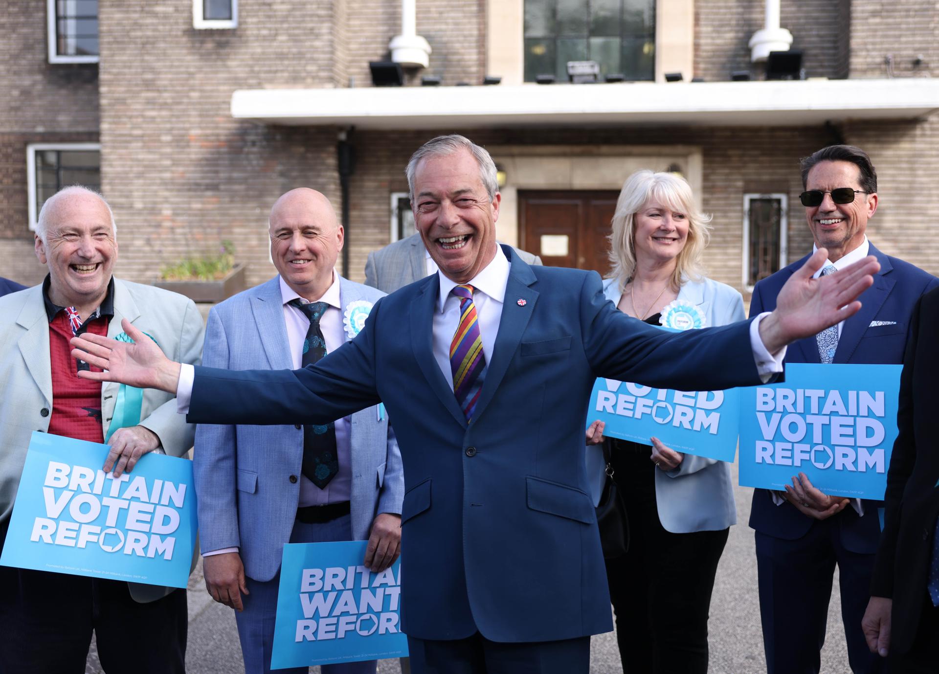 LONDON (United Kingdom), 08/05/2026.- Reform Party leader Nigel Farage (C) arrives at Havering Town Hall in London, Britain, 08 May 2026. Local elections took place across the United Kingdom on 07 May 2026. Early results show gains by Reform and a number of losses for the Labour Party. (Elecciones, Reino Unido, Londres) EFE/EPA/NEIL HALL