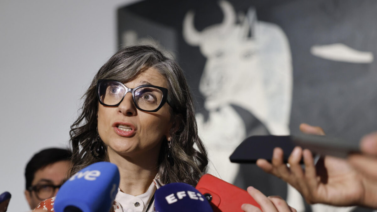 MADRID, 06/05/2026.- La relatora de Naciones Unidas sobre la situación de los derechos humanos en los Territorios Ocupados Palestinos, Francesca Albanese, en declaraciones a los medios durante su visita este miércoles al Guernica de Picasso en el Museo Reina Sofía, en Madrid. EFE/ Mariscal