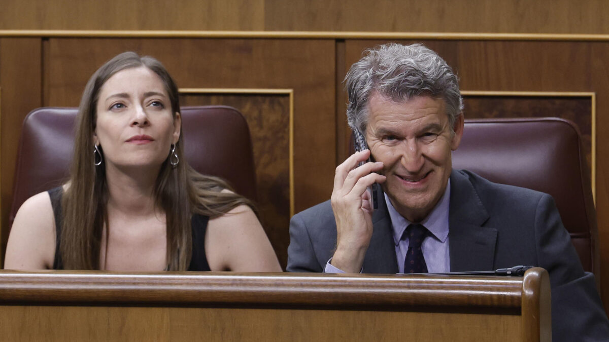 MADRID (ESPAÑA), 28/05/2026.- El líder del PP, Alberto Núñez Feijóo (d) habla por teléfono junto a su portavoz en el Congreso, Ester Muñoz (i) durante la sesión plenaria del Congreso celebrada este jueves. EFE/ Javier Lizón