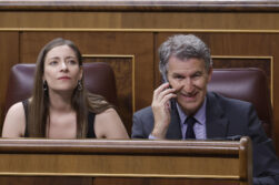 MADRID (ESPAÑA), 28/05/2026.- El líder del PP, Alberto Núñez Feijóo (d) habla por teléfono junto a su portavoz en el Congreso, Ester Muñoz (i) durante la sesión plenaria del Congreso celebrada este jueves. EFE/ Javier Lizón