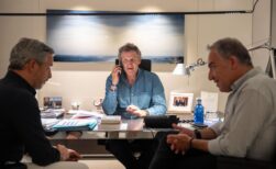 Alberto Núñez Feijóo junto a sus vicesecretarios, Elías Bendodo y Juan Bravo