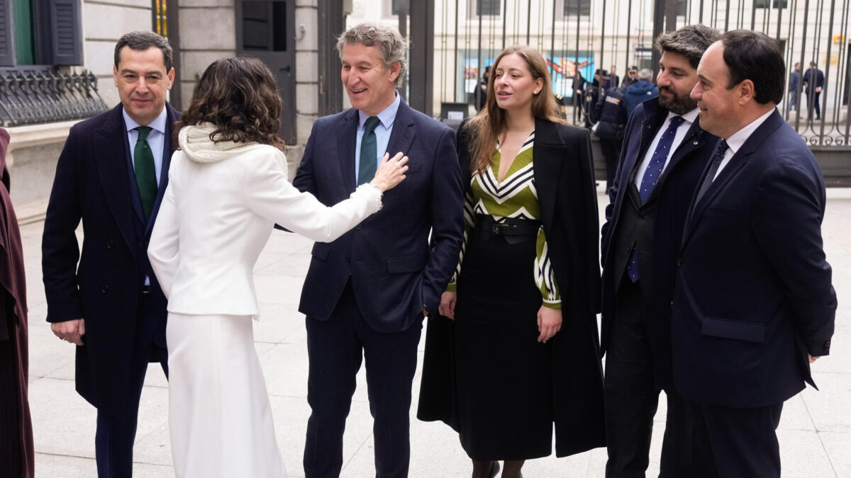Alberto Núñez Feijóo , saluda a Isabel Díaz Ayuso, en presencia de presidentes autonómicos y de Ester Muñoz