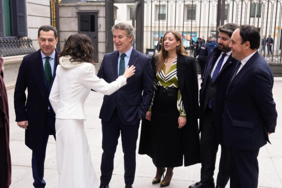 Alberto Núñez Feijóo , saluda a Isabel Díaz Ayuso, en presencia de presidentes autonómicos y de Ester Muñoz