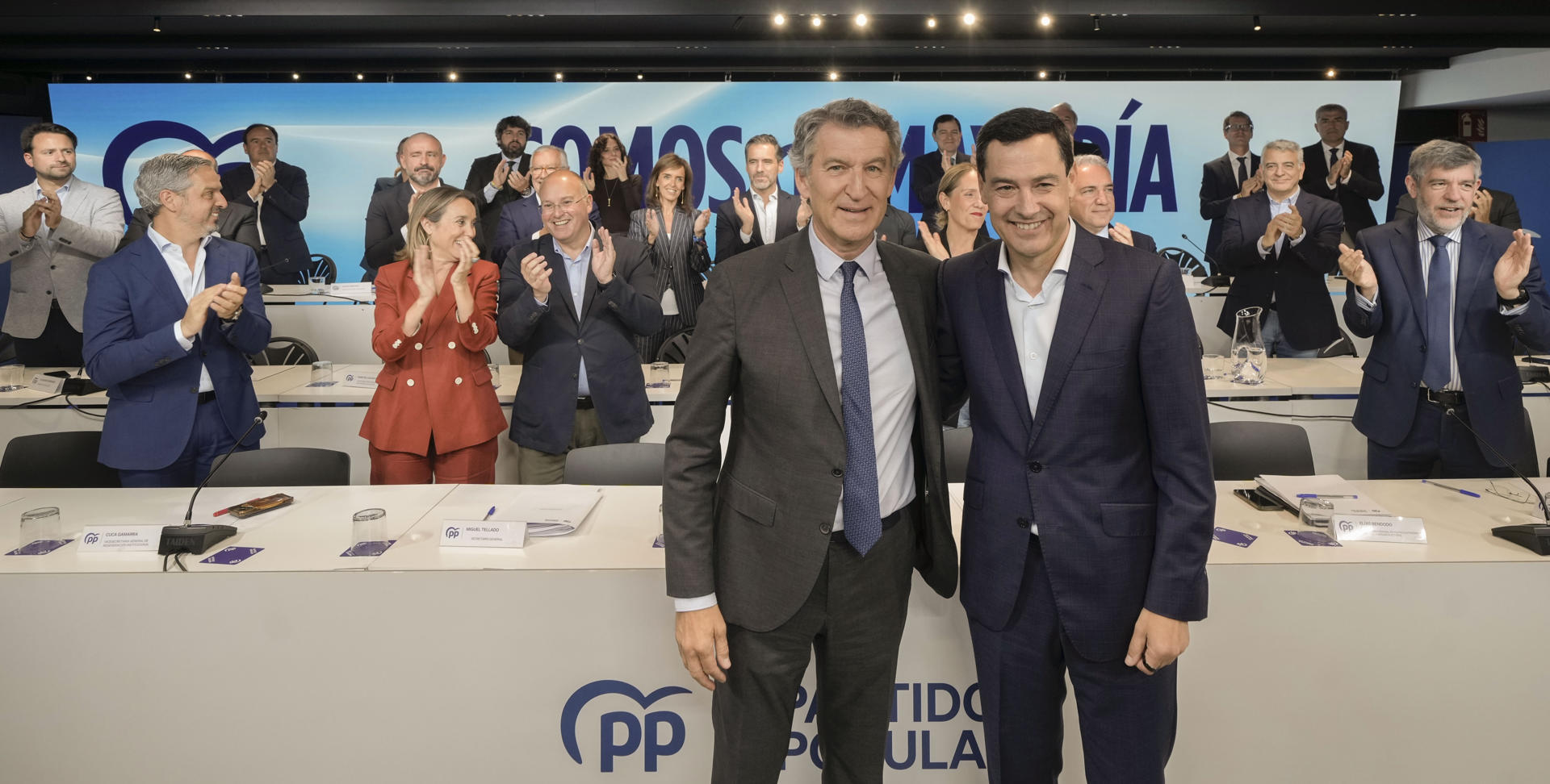 MADRID, 18/05/2026.- El presidente del PP, Alberto Núñez Feijóo (i), saluda al presidente de la Junta de Andalucía y candidato del PP a la reelección, Juanma Moreno (d), a su llegada a la sede del PP en Madrid, para asistir a la Junta Directiva Nacional de su partido, un día después de las elecciones andaluzas. EFE/Partido Popular/ Diego Puerta/SOLO USO EDITORIAL/SOLO DISPONIBLE PARA ILUSTRAR LA NOTICIA QUE ACOMPAÑA (CRÉDITO OBLIGATORIO)