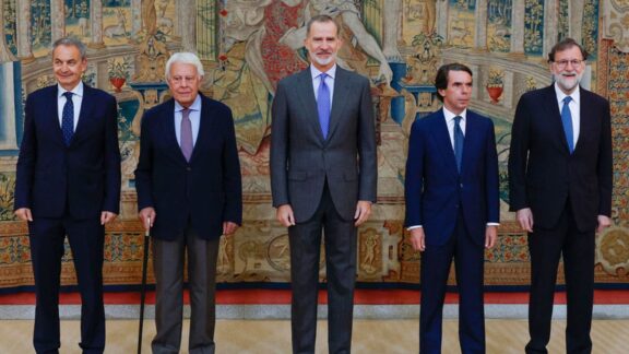 Felipe González, José María Aznar, José Luis Zapatero y Mariano Rajoy junto a Felipe VI.
