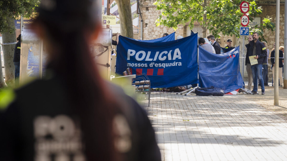 Los Mossos d'Esquadra han detenido a un vecino de Figueres (Girona) que tenía activa una orden de alejamiento por matar esta tarde a su expareja en una plaza de esta localidad gerundense. EFE/David Borrat