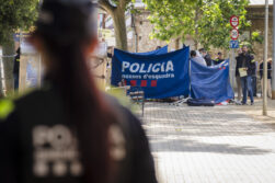 Los Mossos d'Esquadra han detenido a un vecino de Figueres (Girona) que tenía activa una orden de alejamiento por matar esta tarde a su expareja en una plaza de esta localidad gerundense. EFE/David Borrat