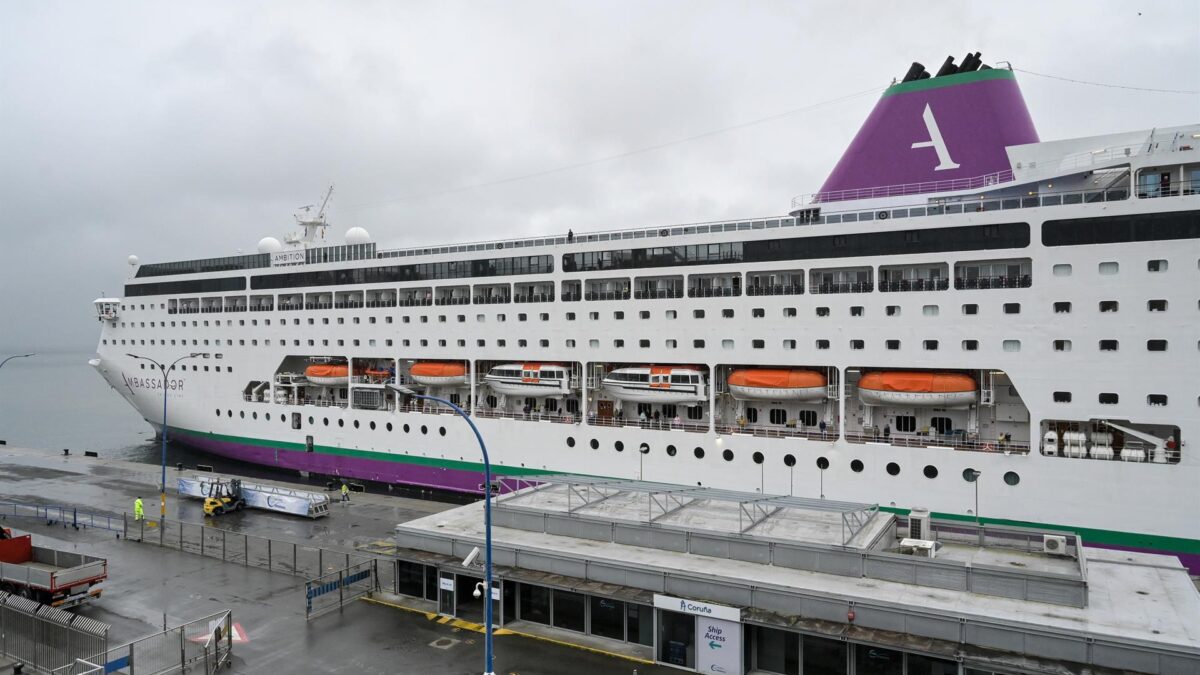El crucero 'Ambition', aislado por un brote de gastroenteritis que afectó a decenas de pasajeros y tripulación, atraca en el puerto de A Coruña, a 16 de mayo de 2026.