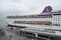 El crucero 'Ambition', aislado por un brote de gastroenteritis que afectó a decenas de pasajeros y tripulación, atraca en el puerto de A Coruña, a 16 de mayo de 2026.