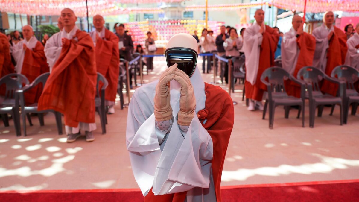 FOTODELDÍA EPA2288. SEÚL (COREA DEL SUR), 06/05/2026.- Gabi (c), un robot humanoide, junta las manos junto a un grupo de monjes budistas durante una ceremonia de ordenación en el templo Jogye este miércoles, en Seúl (Corea del Sur). EFE/ Yonhap