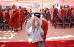 FOTODELDÍA EPA2288. SEÚL (COREA DEL SUR), 06/05/2026.- Gabi (c), un robot humanoide, junta las manos junto a un grupo de monjes budistas durante una ceremonia de ordenación en el templo Jogye este miércoles, en Seúl (Corea del Sur). EFE/ Yonhap