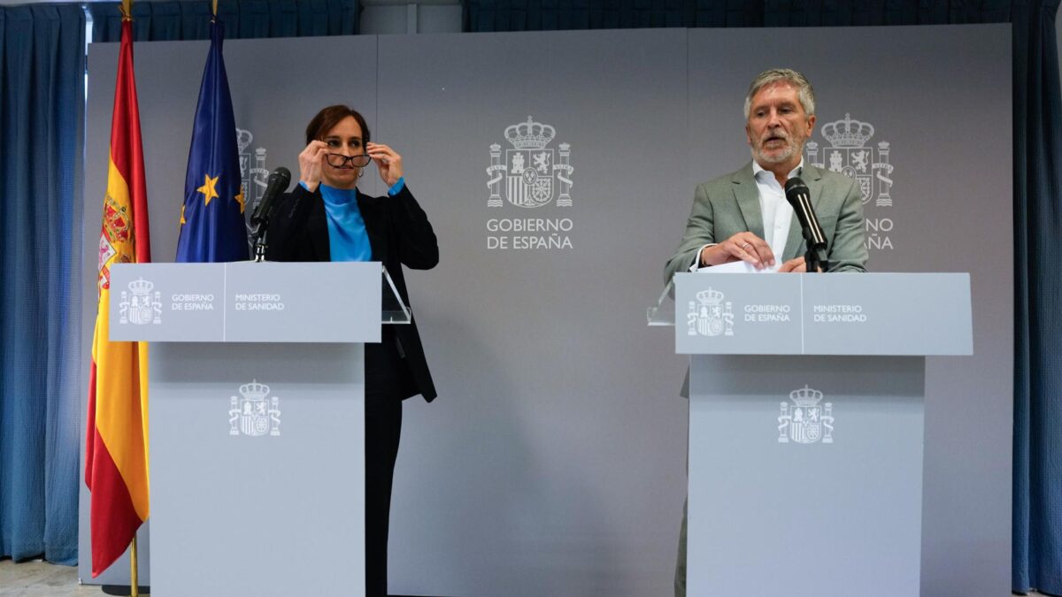 La ministra de Sanidad, Mónica García, y el ministreo del Interior, Fernando Grande-Marlaska.