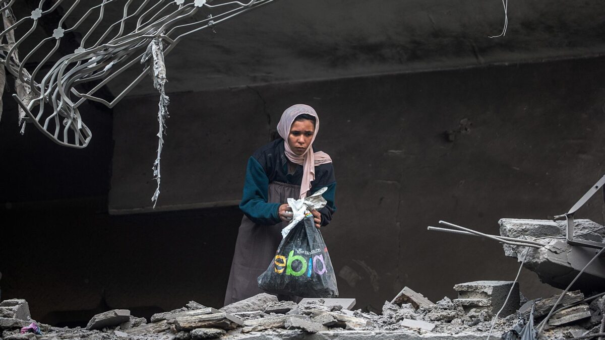 Al-Shati refugee camp (-), 09/05/2026.- A Palestinian woman inspects the ruins of their destroyed homes after an Israeli airstrike in the Al-Shati refugee camp, west of Gaza City, Gaza Strip, 09 May 2026. The overnight attack targeted a building following Israeli army warnings for residents to evacuate immediately. EFE/EPA/MOHAMMED SABER
