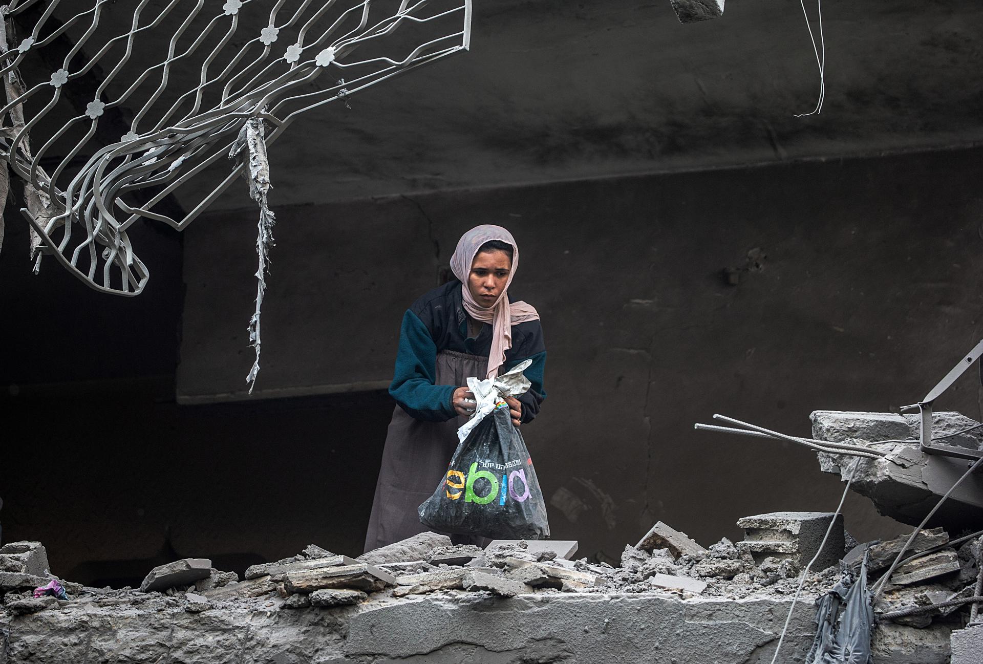 Al-Shati refugee camp (-), 09/05/2026.- A Palestinian woman inspects the ruins of their destroyed homes after an Israeli airstrike in the Al-Shati refugee camp, west of Gaza City, Gaza Strip, 09 May 2026. The overnight attack targeted a building following Israeli army warnings for residents to evacuate immediately. EFE/EPA/MOHAMMED SABER