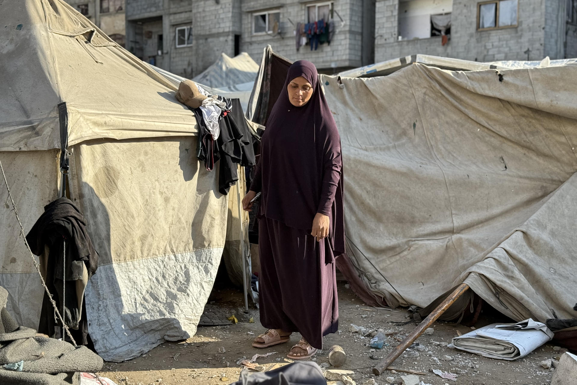FOTODELDÍA CIUDAD DE GAZA, 28/05/2026.- El Ejército israelí atacó en la noche del miércoles una vivienda en el centro de la ciudad de Gaza y mató a diez personas, entre ellas cuatro niños, un adolescente y un comandante de Hamás identificado como Imad Aslim Abu Hassan, según fuentes médicas y de la Defensa Civil. EFE/ Ahmad Awad