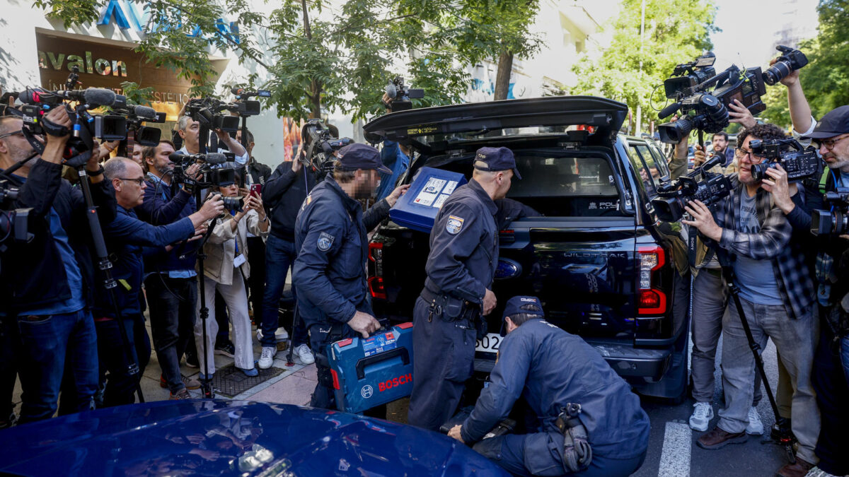 MADRID, 19/05/2026.- Agentes de la Policía Nacional guardan material incautado en un vehículo de la UCO durante el registro a la oficina del expresidente del Gobierno José Luis Rodríguez Zapatero este martes en Madrid. El juzgado central de instrucción número 4 de la Audiencia Nacional ha citado el próximo 2 de junio como imputado al expresidente del Gobierno, el leonés José Luis Rodríguez Zapatero por organización criminal, tráfico de influencias y falsedad en la causa que investiga supuestos cobros de comisiones ilegales en el rescate de la compañía aérea Plus Ultra. EFE/ Rodrigo Jiménez