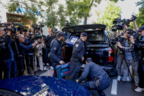 MADRID, 19/05/2026.- Agentes de la Policía Nacional guardan material incautado en un vehículo de la UCO durante el registro a la oficina del expresidente del Gobierno José Luis Rodríguez Zapatero este martes en Madrid. El juzgado central de instrucción número 4 de la Audiencia Nacional ha citado el próximo 2 de junio como imputado al expresidente del Gobierno, el leonés José Luis Rodríguez Zapatero por organización criminal, tráfico de influencias y falsedad en la causa que investiga supuestos cobros de comisiones ilegales en el rescate de la compañía aérea Plus Ultra. EFE/ Rodrigo Jiménez