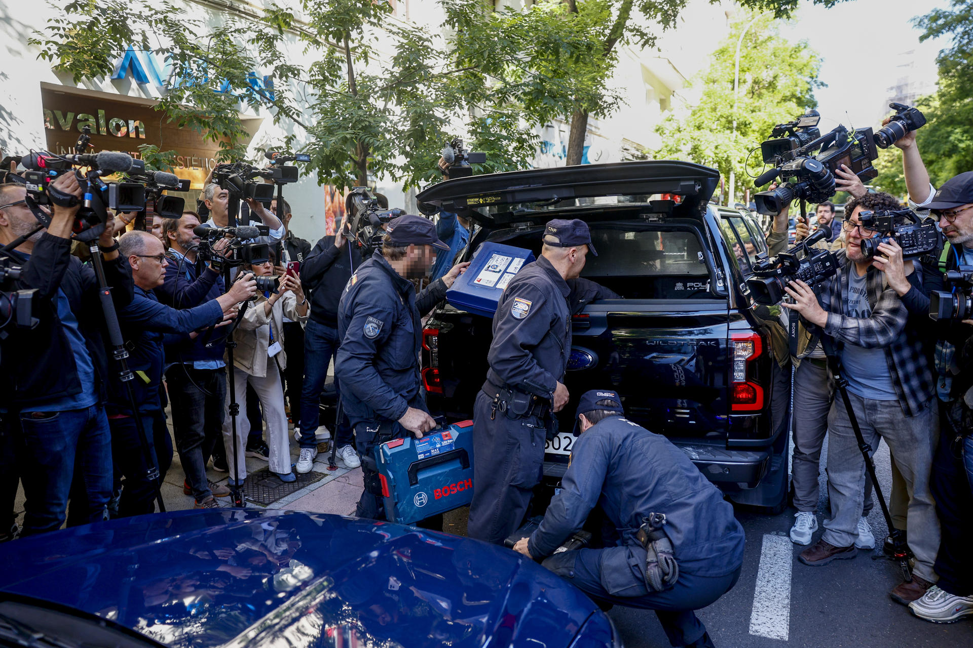 MADRID, 19/05/2026.- Agentes de la Policía Nacional guardan material incautado en un vehículo de la UCO durante el registro a la oficina del expresidente del Gobierno José Luis Rodríguez Zapatero este martes en Madrid. El juzgado central de instrucción número 4 de la Audiencia Nacional ha citado el próximo 2 de junio como imputado al expresidente del Gobierno, el leonés José Luis Rodríguez Zapatero por organización criminal, tráfico de influencias y falsedad en la causa que investiga supuestos cobros de comisiones ilegales en el rescate de la compañía aérea Plus Ultra. EFE/ Rodrigo Jiménez