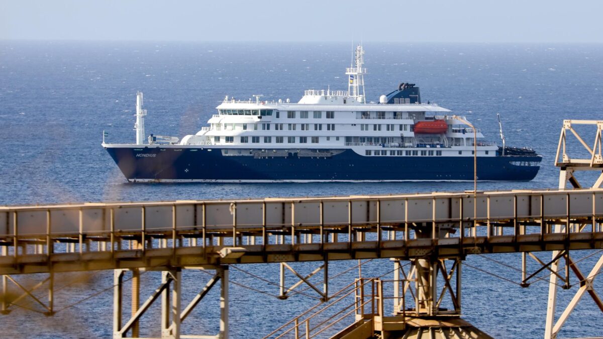 FOTODELDÍA Praia (Cabo Verde), 04/05/2026.- El crucero holandés MV Hondius se encuentra anclado frente a la costa de la ciudad de Praia, en la isla de Santiago, Cabo Verde, este lunes, tras la muerte de tres personas a bordo a causa de un síndrome respiratorio agudo. La Organización Mundial de la Salud (OMS) informó de un caso confirmado y cinco casos sospechosos adicionales de infección por hantavirus en el buque que navega en el océano Atlántico. Tres de los afectados han fallecido y uno se encuentra actualmente en cuidados intensivos en Sudáfrica. EFE/ Elton Monteiro
